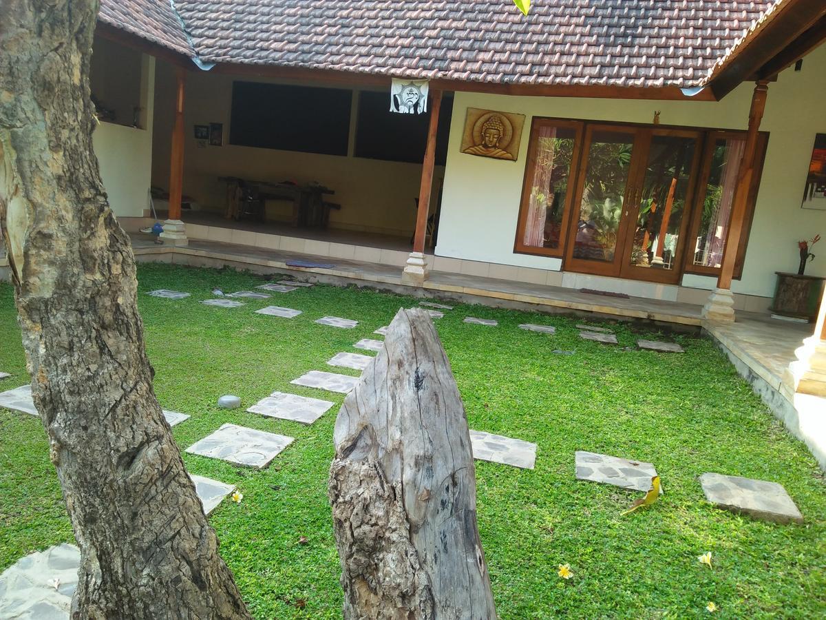Memes House Backpacker Bed & Breakfast Buleleng  Bagian luar foto